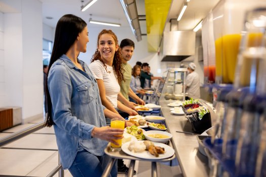 foto personer kjøper mat i kantine